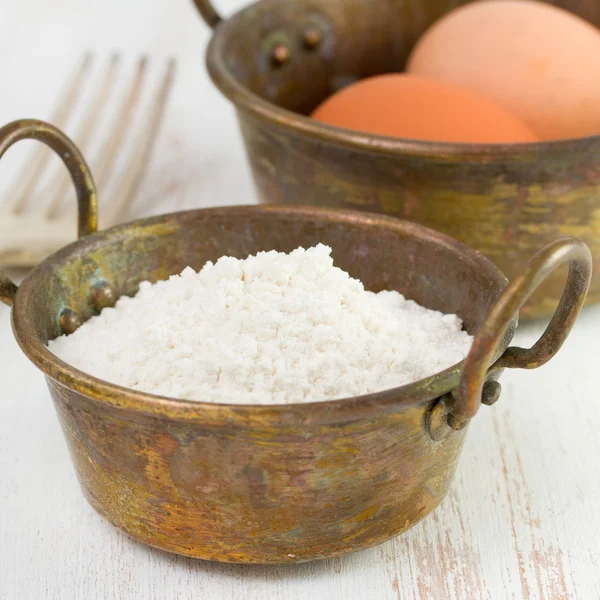 Harina y huevos en platos viejos — Foto de Stock