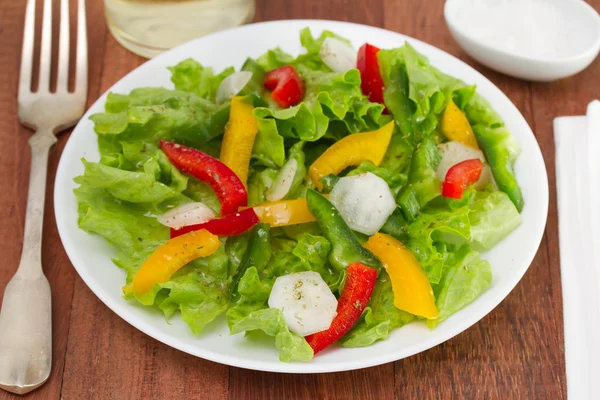 Fräsch sallad på vit platta — Stockfoto