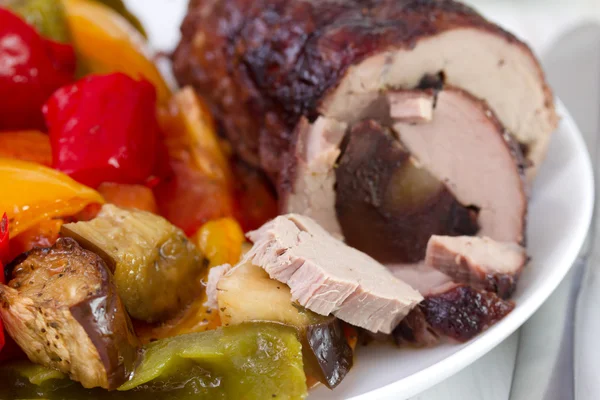 압 연된 돼지고기 소시지와 야채 — 스톡 사진