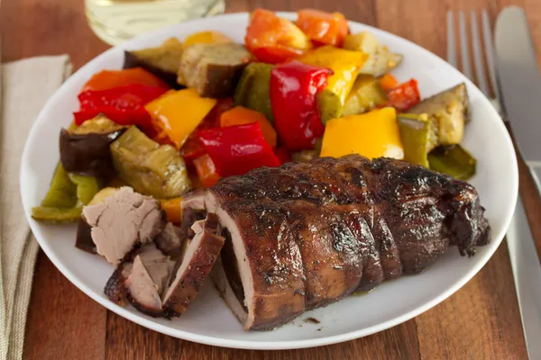 Walcowane wieprzowina z kiełbasą i warzywami — Zdjęcie stockowe