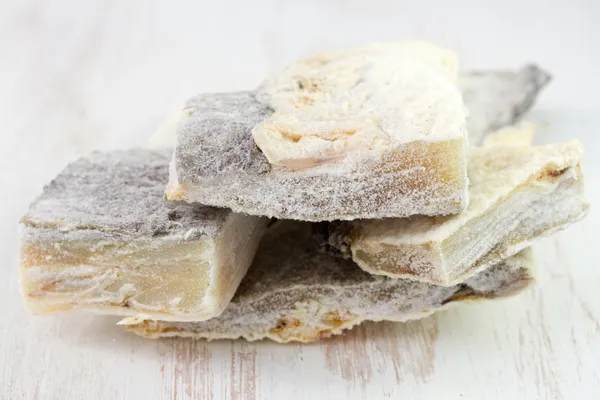 Bacalao salado en la mesa blanca — Foto de Stock