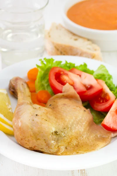 Pollo en el plato blanco — Foto de Stock