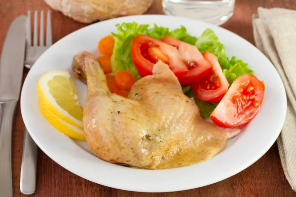 Chicken with carrot and salad on plate — Stock Photo, Image
