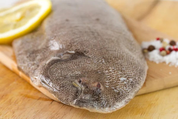 Limon, tuz ve biber ile taze balık — Stok fotoğraf
