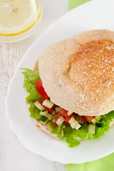 Smörgås med sallad, tomat och gurka — Stockfoto