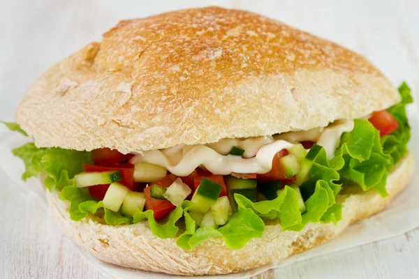 Сэндвич с салатом, помидорами и огурцом — стоковое фото