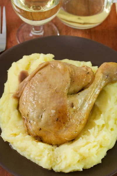 Chicken with potato on dark plate — Stock Photo, Image