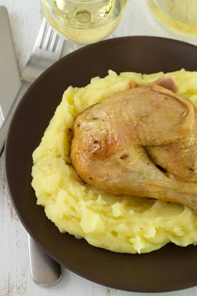 Ayam dengan kentang di piring gelap — Stok Foto