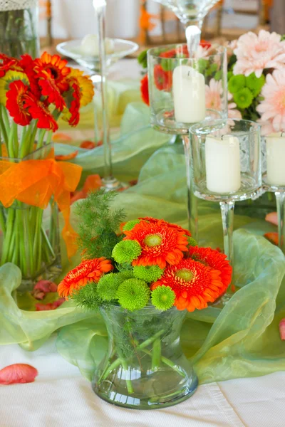 Mesa decorada com flores — Fotografia de Stock