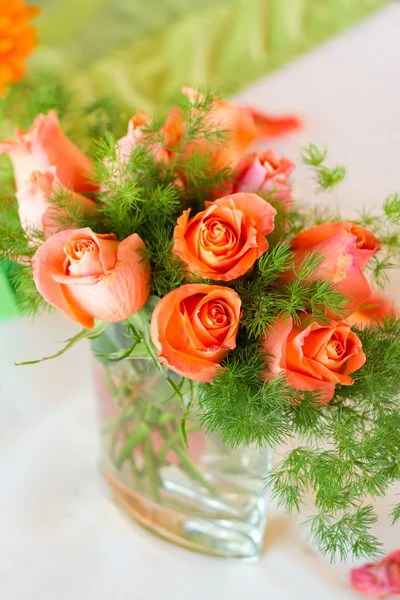 Kwiaty w wazonie na stole — Zdjęcie stockowe