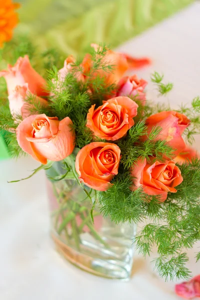 Fleurs dans un vase sur la table — Photo