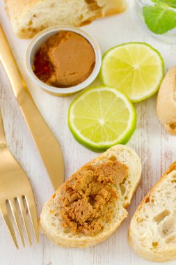 sardalya hamur kireç ve su ile ekmek üzerinde