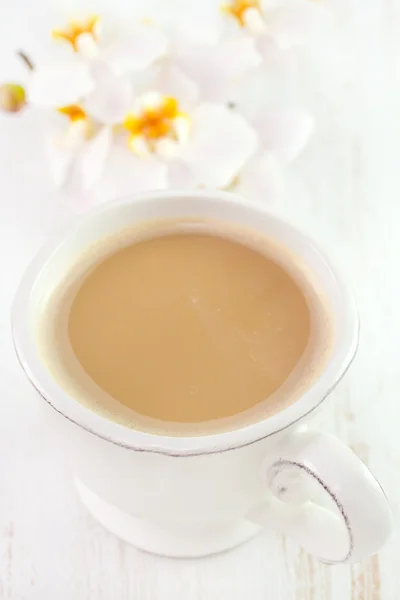 Café con leche en taza blanca —  Fotos de Stock