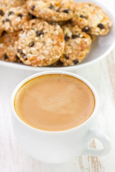 Witte kop koffie met cookies — Stockfoto