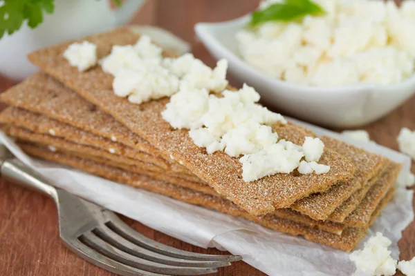 Peynir ve çatal ile tost — Stok fotoğraf