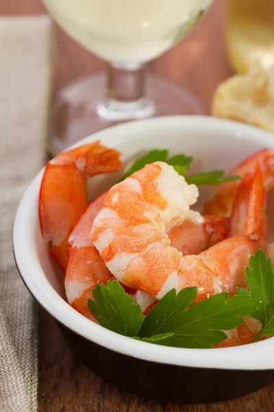 Boiled shrimps with parsley — Stock Photo, Image