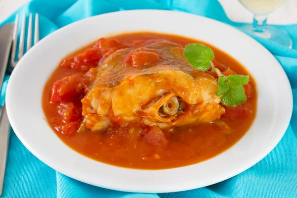 Pescado con salsa de tomate en plato —  Fotos de Stock