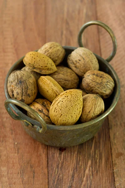 Almond with walnut in dish — Stock Photo, Image