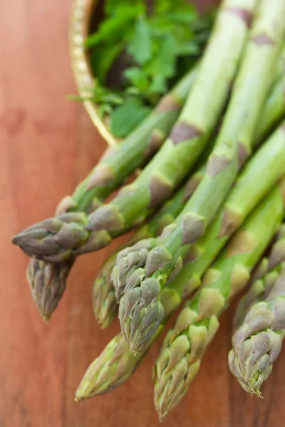 Asparagus segar dalam hidangan — Stok Foto