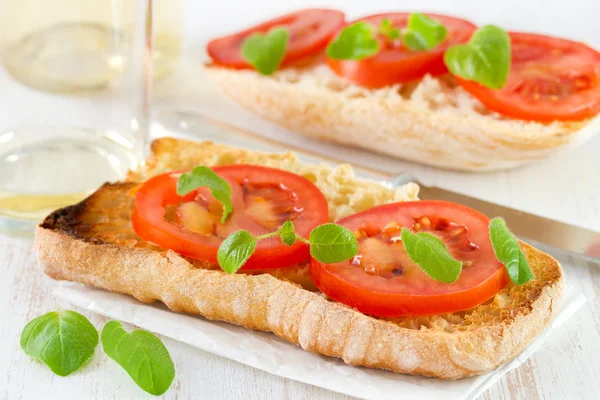 Bread with fresh tomato — Stock Photo, Image