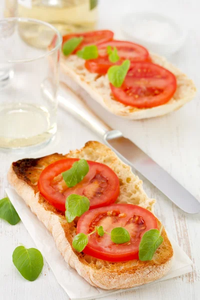 Sándwich con tomate, salsa y orégano en el plato —  Fotos de Stock