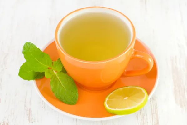 Taza de té con lima y menta — Foto de Stock