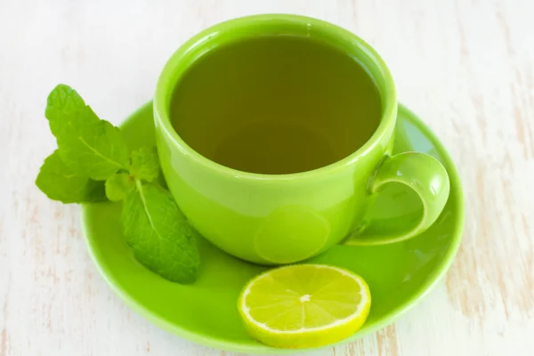 Tazza verde con tè — Foto Stock