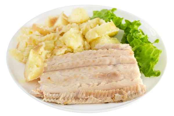 Pescado cocido con patata y lechuga en plato blanco — Foto de Stock