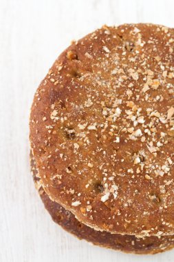 Beyaz masa üzerinde karanlık ekmek