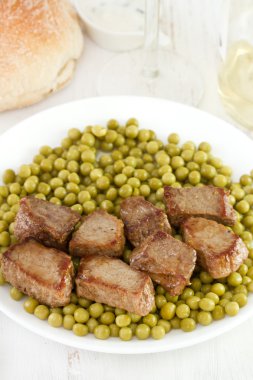 kızarmış et haşlanmış bezelye ile