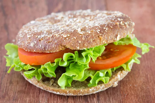 Smörgås med sallad och tomat — Stockfoto