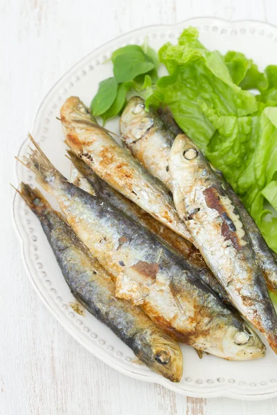Smažené sardinky s hlávkovým salátem — Stock fotografie