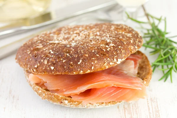 Sandwich mit gesalzenem Fisch — Stockfoto