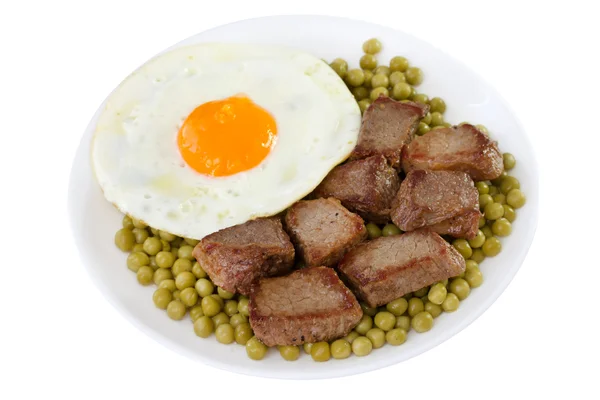 Vlees met erwten en gebakken ei — Stockfoto