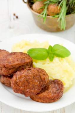 Köfte Patates püresi ile