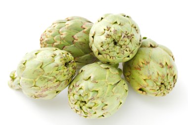 beyaz zemin üzerine enginar