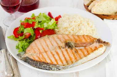 haşlanmış pirinç ve taze salata ızgara somon