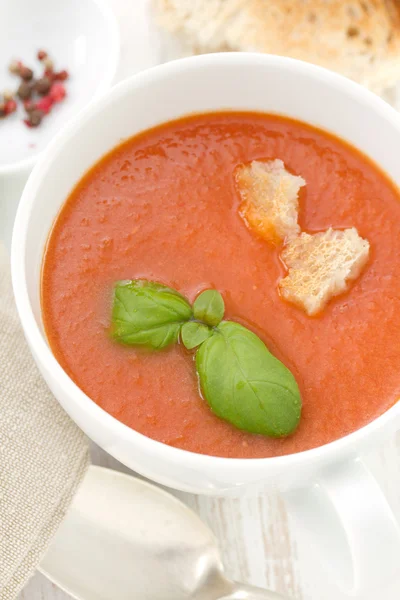 Gaspacho em tigela branca — Fotografia de Stock