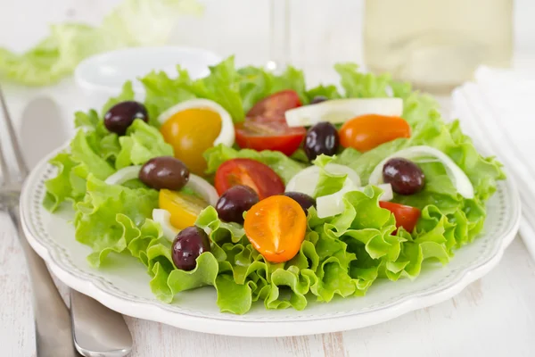 Fräsch sallad på tallriken med vin — Stockfoto