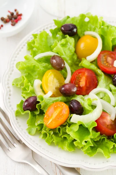 Салат из свежих овощей в белой тарелке — стоковое фото