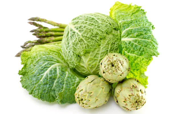 Groene groenten op witte achtergrond — Stockfoto