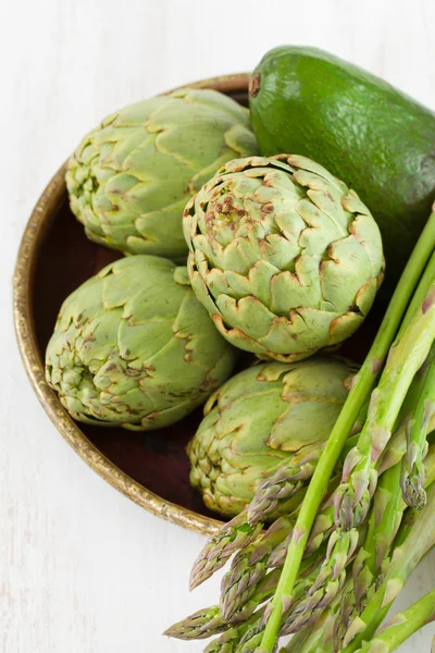 Artichoke with asparagus — Stock Photo, Image