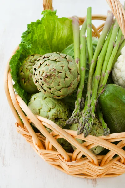Gröna grönsaker i korg — Stockfoto