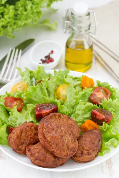 Meatballs with salad on the plate — Stock Photo, Image