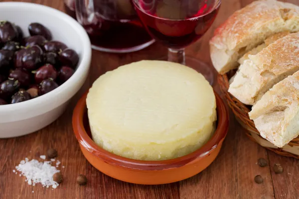 Ekmek ve zeytin peynir — Stok fotoğraf