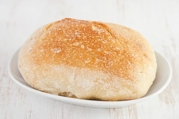 Beyaz tabak üzerinde ekmek — Stok fotoğraf