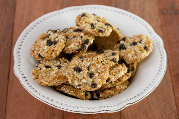 Biscuits avec raisins secs dans l'assiette — Photo