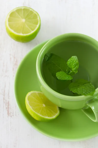 Taza verde con agua — Stockfoto