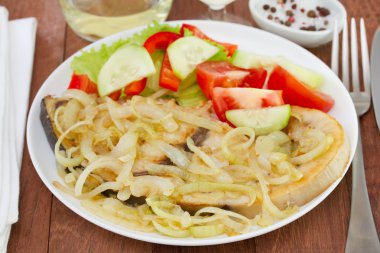 Kızarmış Balık kızarmış soğan ile