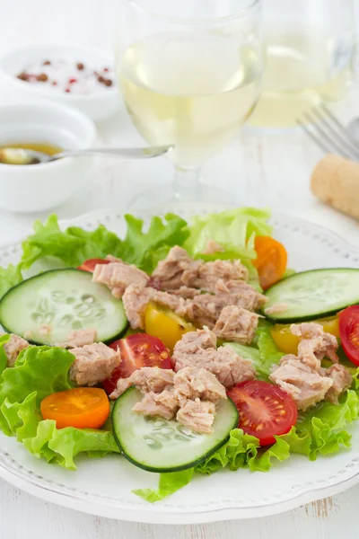 Insalata con pesce sul piatto — Foto Stock